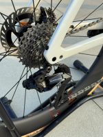 دوچرخه کورسی برند S-WORKS-مدل TARMAC SL7 با رنگ کاستوم لیمیتید سفید با رگه های طلایی - Image 2