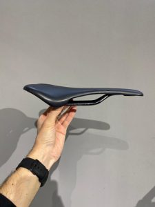 زین دست دوم دوچرخه سل ایتالیا- Selle Italia SLR عرض 130mm – ریل آلومینیومی، زیره فیبر کربن