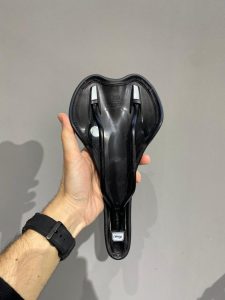 زین دست دوم دوچرخه سل ایتالیا- Selle Italia SLR عرض 130mm – ریل آلومینیومی، زیره فیبر کربن - Image 2