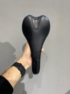 زین دست دوم دوچرخه سل ایتالیا- Selle Italia SLR عرض 130mm – ریل آلومینیومی، زیره فیبر کربن - Image 4