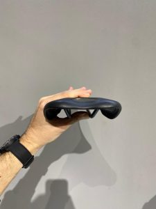 زین دست دوم دوچرخه سل ایتالیا- Selle Italia SLR عرض 130mm – ریل آلومینیومی، زیره فیبر کربن - Image 3